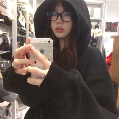 拿针的女孩
